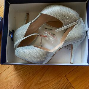 Fabulicious Covet 3 1/2 inch Silver Mesh (floor model)